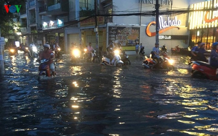 Phố biến thành sông sau mưa lớn, người TP.HCM bì bõm dắt xe chết máy trong đêm